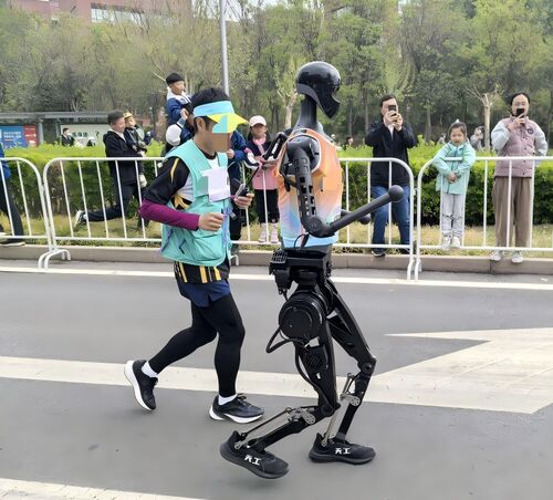 Latest company news about A tecnologia Rion impulsiona a corrida inteligente       Engenheiro Invisível   Atrás de Robôs Humanoides na Meia Maratona de Yizhuang